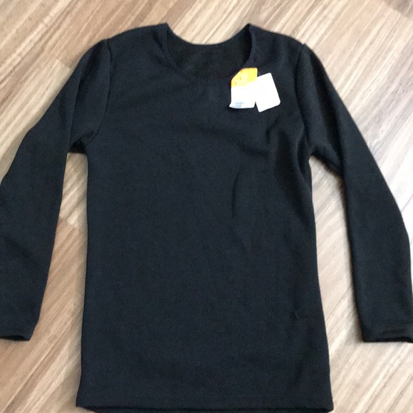 There are 4 Items ,short pants and thermal top for winter - Picture 5 of 7